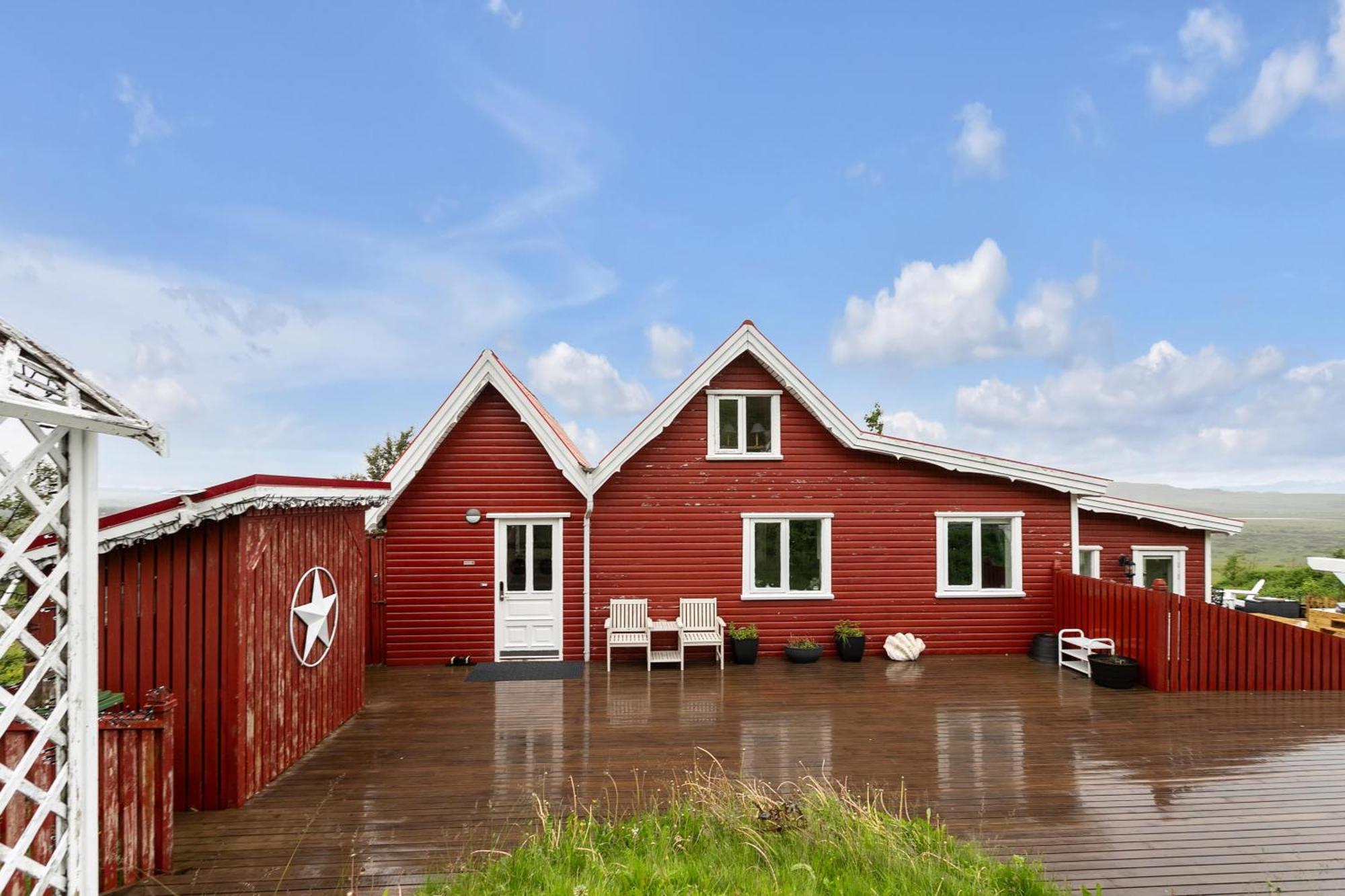 3br Spacious With Geothermal Hottub & Stunning View Holiday home *