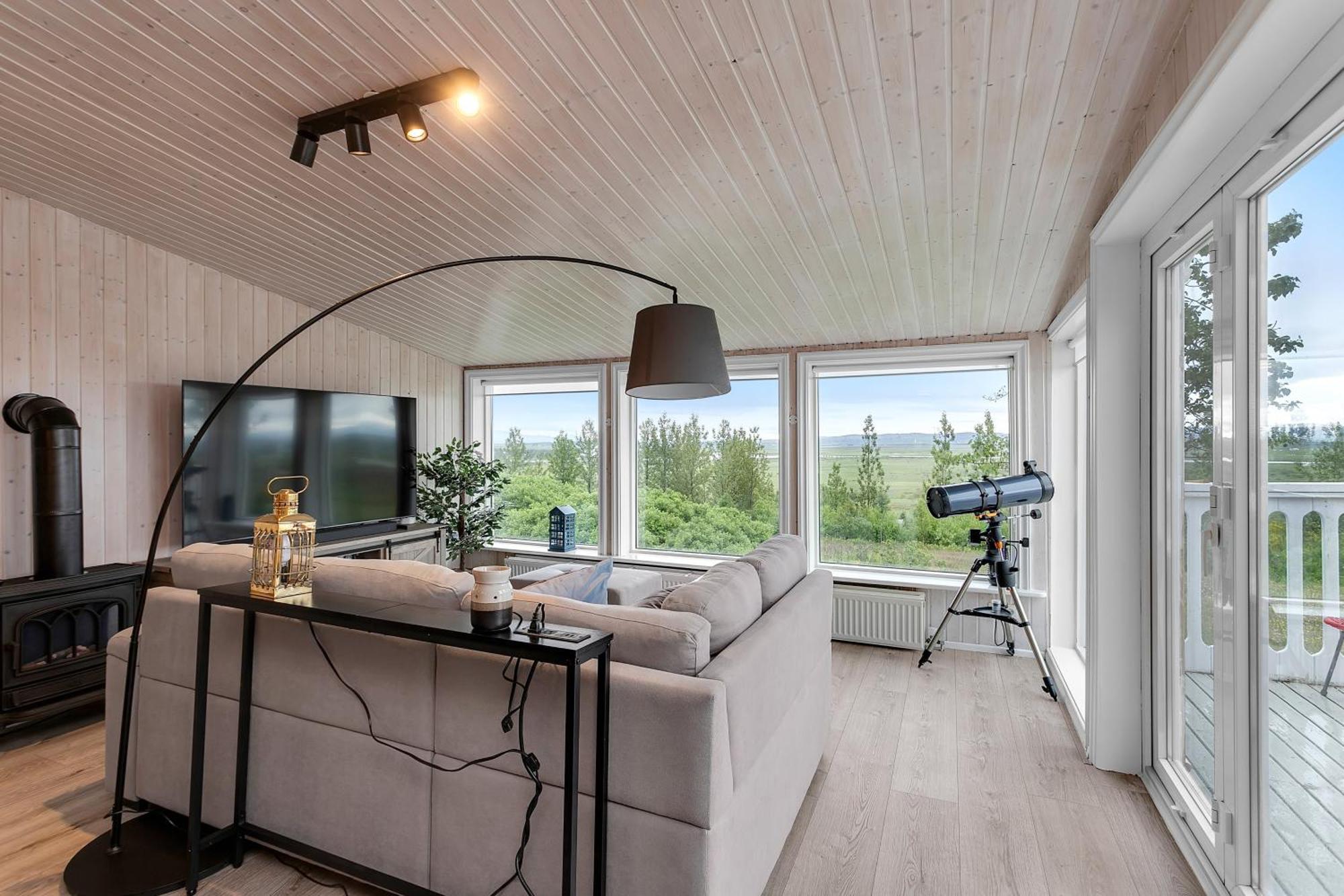 3br Spacious With Geothermal Hottub & Stunning View Holiday home *