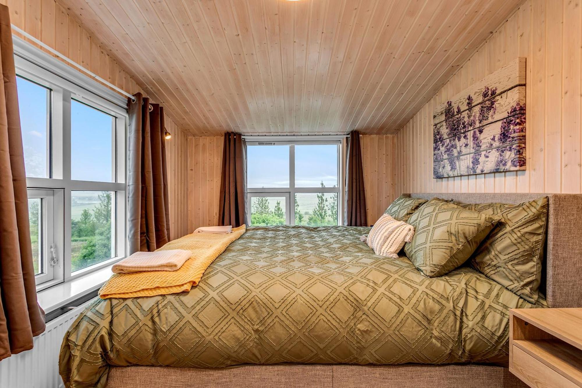 Holiday home 3br Spacious With Geothermal Hottub & Stunning View *